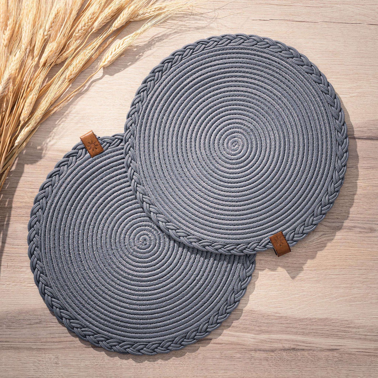 DARIDO Set of 2 Grey Placemats- 32 cm- Round, Durable & Elegant Table Decor