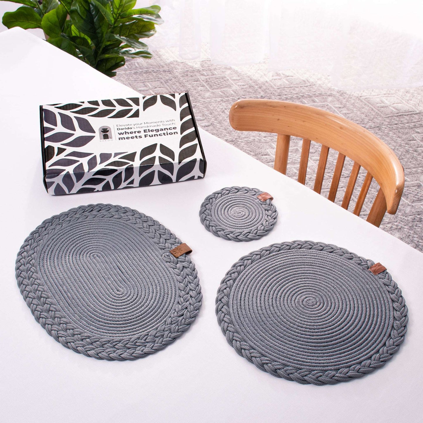 DARIDO Set of 2 Grey Placemats- 32 cm- Round, Durable & Elegant Table Decor